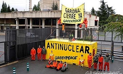 Protest Greenpeace in fata centralei nucleare Garona din Spania Protest Greenpeace in fata centralei nucleare Garona din Spania