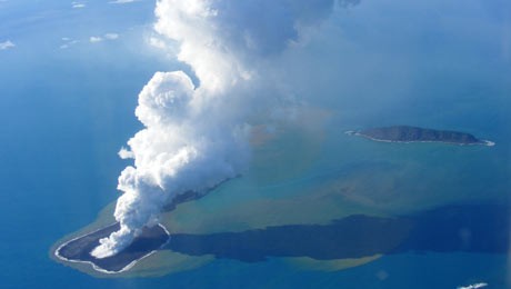 Eruptie spectaculoasa a unui vulcan subacvatic in Tonga Eruptie spectaculoasa a unui vulcan subacvatic in Tonga