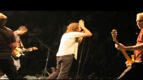 Pearl Jam planteaza paduri pentru a compensa emisiile concertelor Pearl Jam planteaza paduri pentru a compensa emisiile concertelor