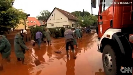 Ungaria: Eforturi de curatare a noroiului rosu Ungaria: Eforturi de curatare a noroiului rosu
