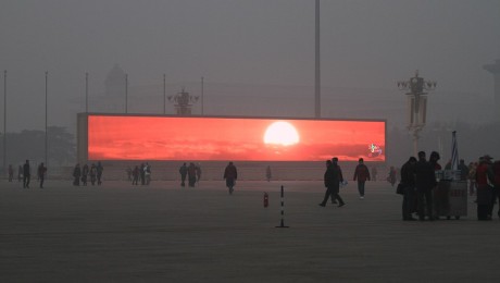 Chinezii nevoiti sa vada apusul soarelui pe ecrane gigant din cauza smogului Chinezii nevoiti sa vada apusul soarelui pe ecrane gigant din cauza smogului
