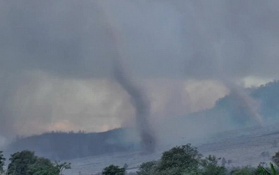 Tornade uriaşe după erupţia vulcanului Sinabung din Indonezia Tornade uriaşe după erupţia vulcanului Sinabung din Indonezia