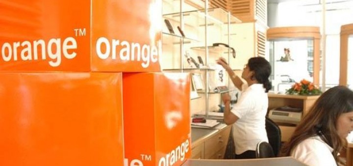 Până în 7 noiembrie, angajații Orange se vor implica în 2 proiecte de voluntariat: transformarea unei serii de cărți din Biblioteca Națională a României din București și Biblioteca Județeană „Octavian Goga” din Cluj în format electronic pentru publicul larg și reciclare de telefoane mobile.