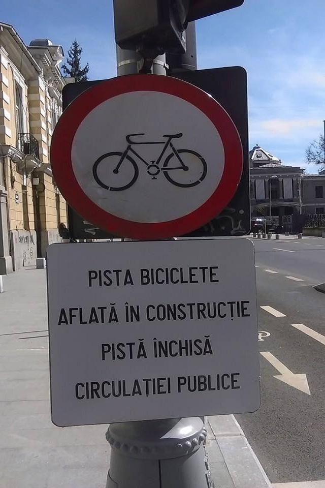 Bicicliștii au semnalat pe platformele sociale că senmele de avertizare au apărut pe Calea Victoriei după accidentul din 8 aprilie.