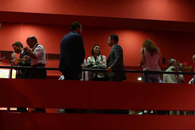 Participanții la conferință s-au relaxat în timpul unei pauze denumite vitality break, timp în care au putut servi gustări sănătoase.