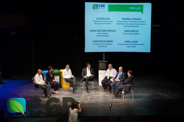 La dezbatere, au participat: Ilie Bolojan (Primarul Oradei și Președinte Executiv al Asociației Municipiilor din România), Marinela Dracea (Director Executiv al Patronatului din industria cimentului și altor produse minerale pentru construcții din România), Sorin Cristian Popescu (Directorul General Eco-Rom Ambalaje), Doru Cristiu (Director Executiv al Asociației Române pentru Ambalaje și Mediu), Constantin Damov (co-fondator și group adviser Green Group) și Ninel Lazăr (expert mediu și project manager Green Business Index).