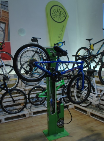 Stația self-service, ferită de ploaie, în incinta Spokes