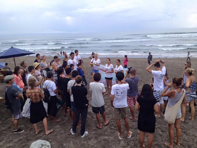 Două adolescente au convins oficialii din Bali să interzică pungile de plastic