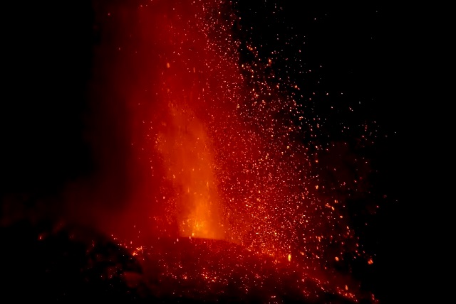 Vulcanul Etna Din Italia A Erupt Din Nou Două Aeroporturi Inchise