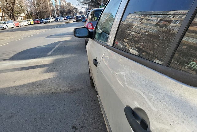 praf-masina-trafic-oana-racheleanu Străzile din București n-au mai fost aspirate de trei luni. Niveluri ridicate de PM10 și PM2,5